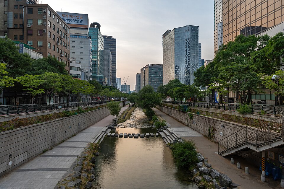 Cheonggyecheon stream at sunrise with trees in Seoul